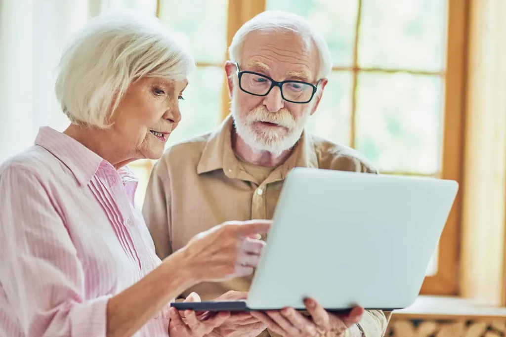 Adultos mayores aprendiendo algo nuevo como parte de la estimulación cognitiva para adultos mayores, fortaleciendo la memoria y el razonamiento.