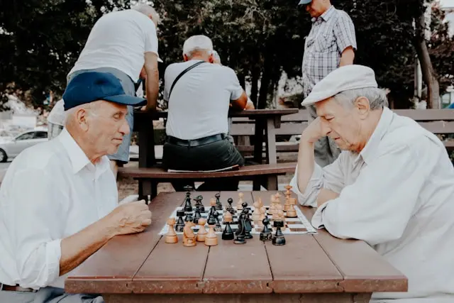 dos adultos mayores jugando ajedrez
