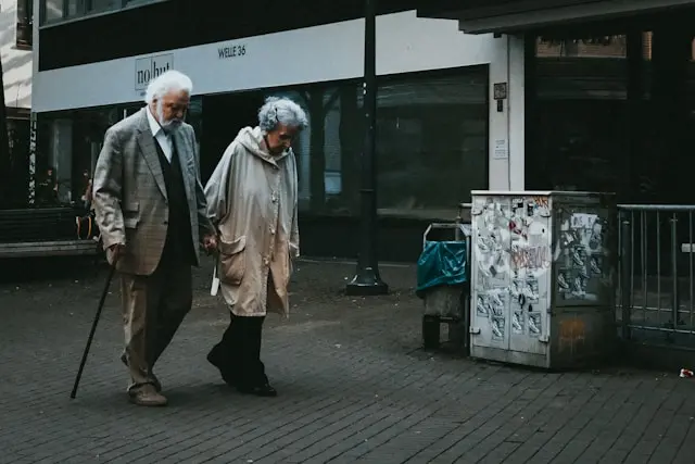 dos adultos mayores caminando