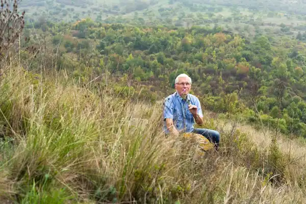 Señor paseando en un campo para combatir la soledad en el adulto mayor