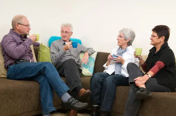 Abuelitos en una sesión de conversación para combatir la soledad en los adultos mayores