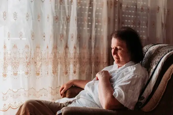 Señora viviendo la soledad en los adultos mayores
