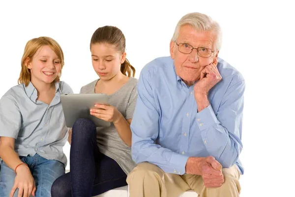 Señor viviendo la soledad en los adultos mayores porque sus nietos lo ignoran por estar en el celular