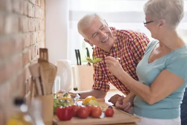 Cómo organizar un plato saludable para un adulto mayor