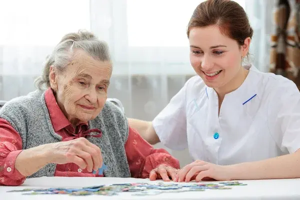 una adulta mayor haciendo ejercicios que le dio una doctora para ver la diferencia entre alzheimer y demencia
