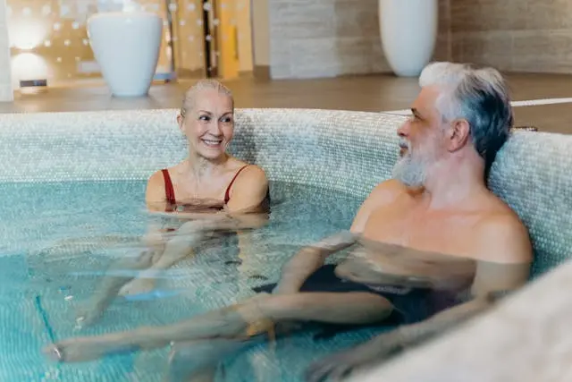 Ejercicios físicos para adultos mayores en piscina