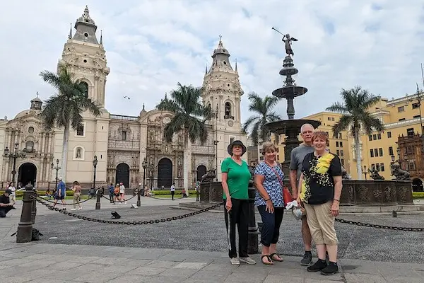 viajeros senior recorriendo el centro histórico de Lima