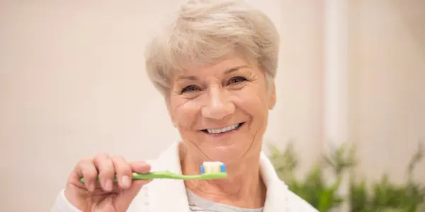 como lavarse los dientes correctamente en adultos mayores cuidado dental encías sensibles higiene oral diaria