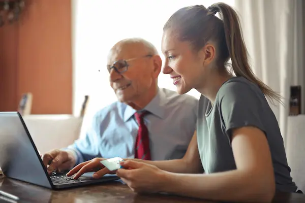 trabajos para adultos mayores Chile top 5 opciones asesorías emprendimientos medio tiempo